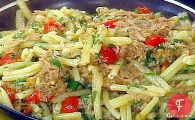 Gemelli com atum e tomate cereja