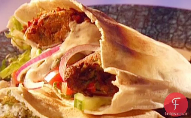 Falafel em Pita com molho de iogurte