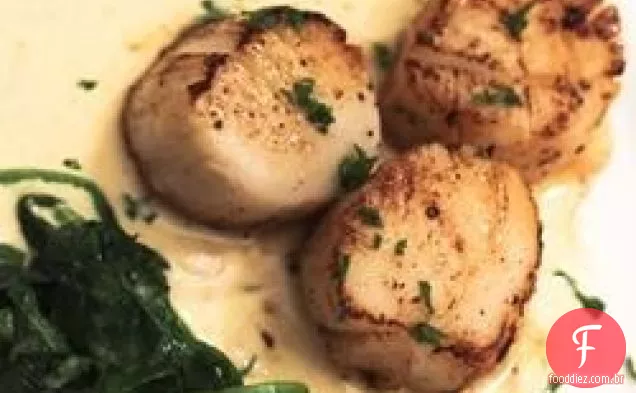 Vieiras com molho de Creme de alho assado