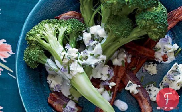 Brócolis com Bacon, queijo azul e molho de Rancho