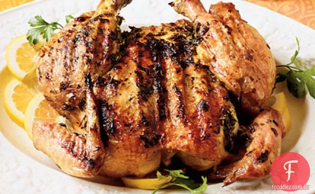 Frango sob uma frigideira