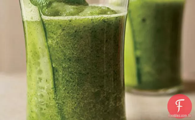Coquetel de pepino com tônico de camomila