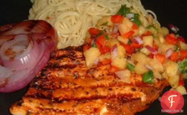 Peito de frango grelhado caribenho com salsa de abacaxi