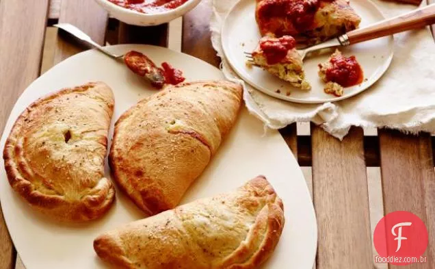 Três calzones de queijo e alcachofra