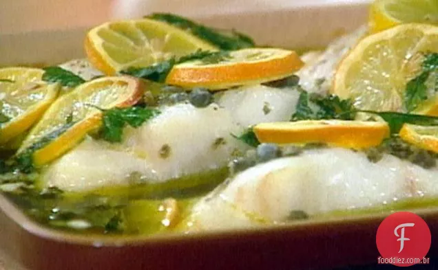 Peixe escalfado no forno em azeite