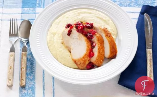 Peito de Peru Chipotle fatiado com romã Cranberry Relish e Polenta