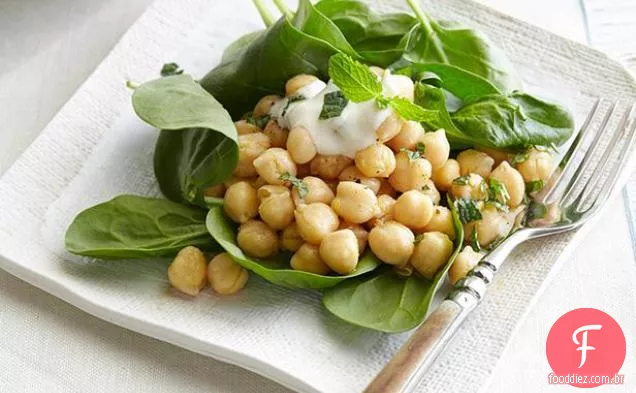 Salada de grão de bico e espinafre com molho de cominho e molho de iogurte