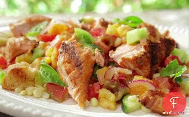Tomate da herança e Panzanella grelhada do milho com salmão