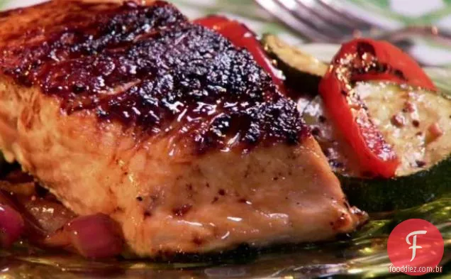 Salmão envidraçado de bordo e mostarda