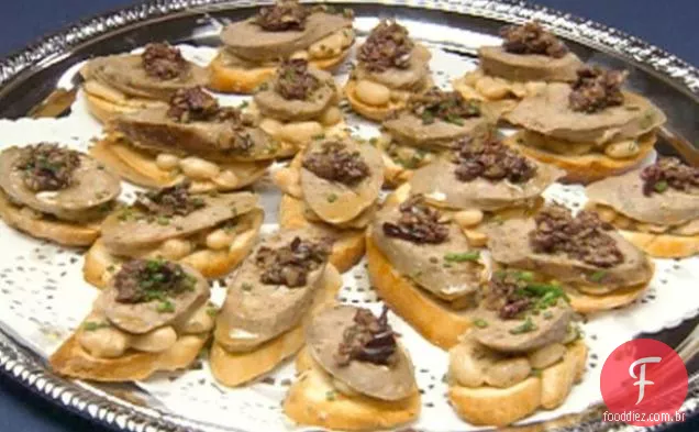 Veado e Crostini de feijão branco com Tapenade de Azeitona Preta