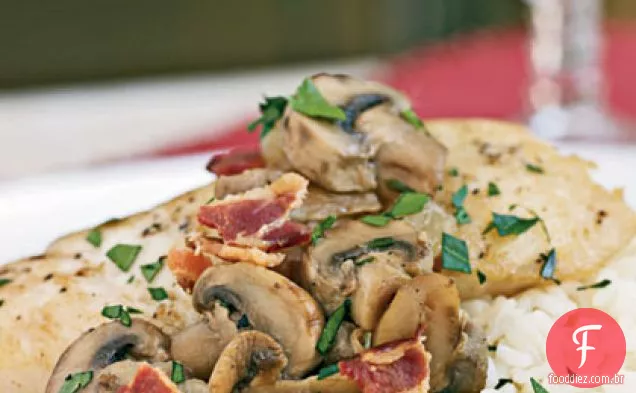 Alabote refogado com Bacon e cogumelos