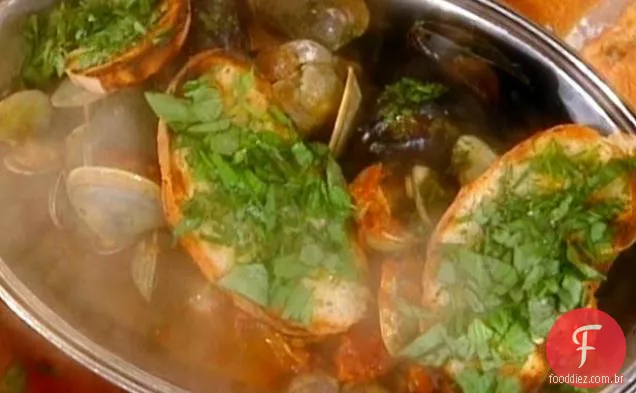 Brodetto di Cozze e vongole con Bruschetta di Erbe (sopa de Molusco e mexilhão no vapor)