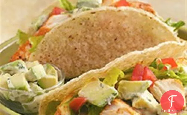 Tacos de peixe grelhado com cobertura cremosa de abacate