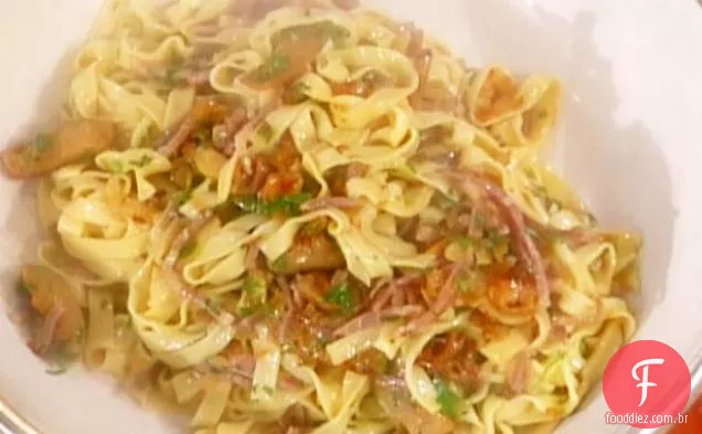 Tagliatelle con Funghi e Prosciutto (macarrão de fita com cogumelos e Prosciutto)
