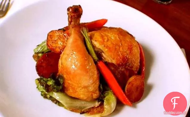 Frango assado com batatas e legumes