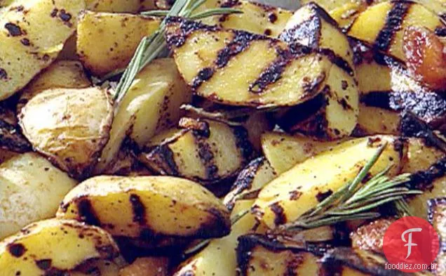 Batatas novas grelhadas com limão, alho e alecrim
