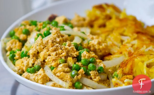 Truffled Tofu Scramble Com Umeboshi, Ervilhas, Cebola