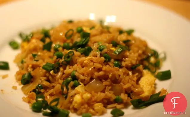 Jantar esta noite: arroz frito com açafrão, gengibre e tomate (Arroz Frito Aortuguesa)