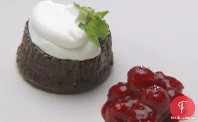 Gateaux de Chocolate quente coberto com creme azedo Quenelle e molho de framboesa