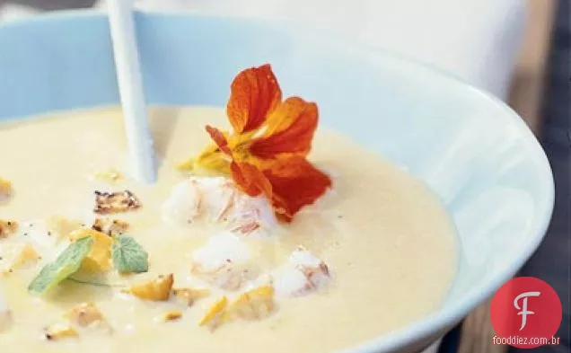 Sopa de abóbora amarela e ervilha dividida com camarão
