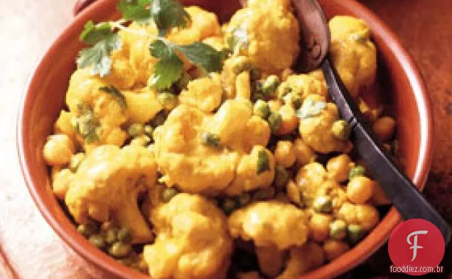 Legumes com especiarias indianas em creme azedo