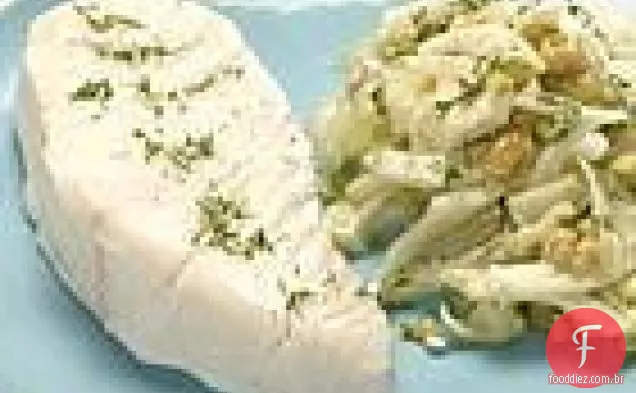 Alabote escalfado a frio com salada de erva-doce e azeitona