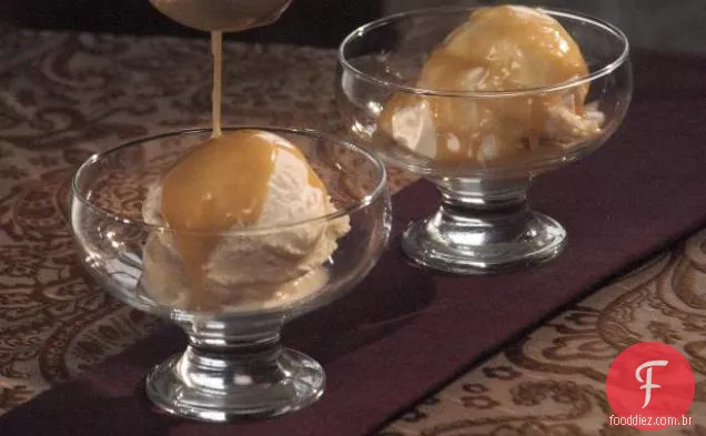 Sorvete de baunilha com molho de caramelo Bourbon