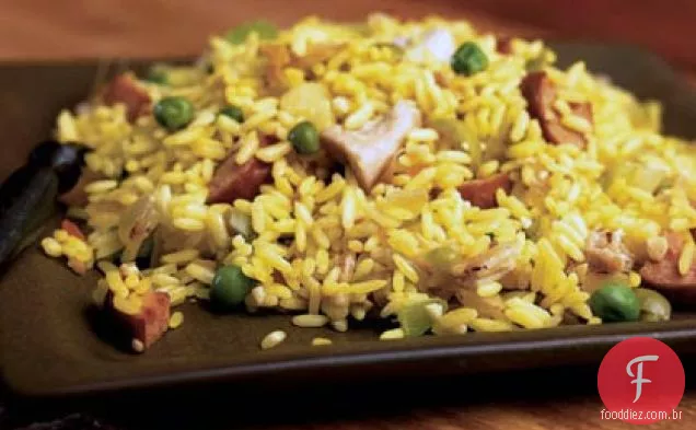 Frango de um prato e arroz Kielbasa