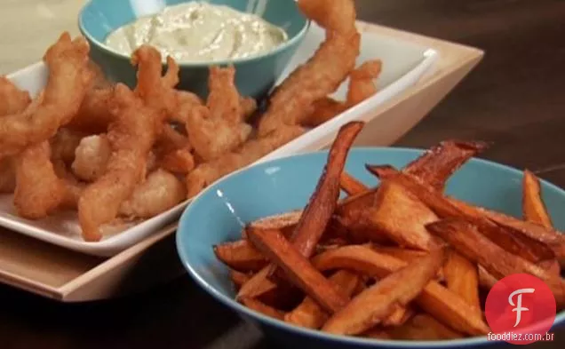 Mordidas de peixe frito com batatas fritas e maionese picante