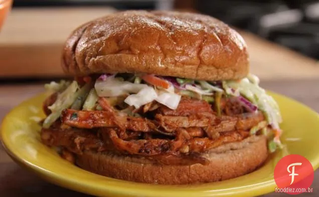Sanduíche doce e picante de carne de porco e Slaw de Bobby