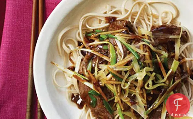 Frite a carne com gengibre fresco e em conserva