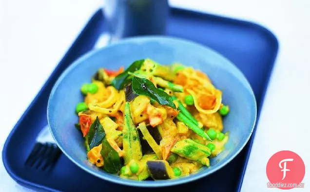 Curry vegetal indiano do Sul com folhas de Curry