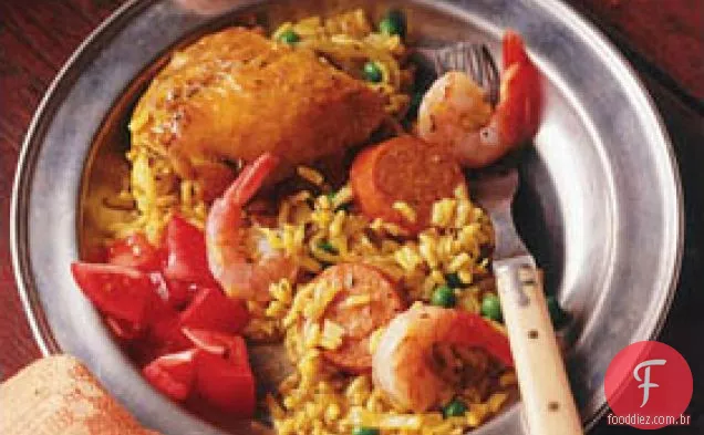 Paella de frango e salsicha em estilo rural