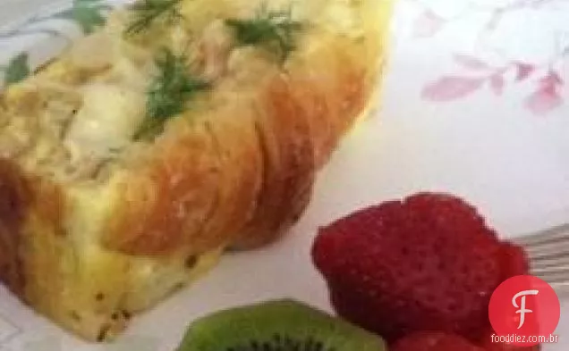 Caçarola de café da manhã Croissant e salmão