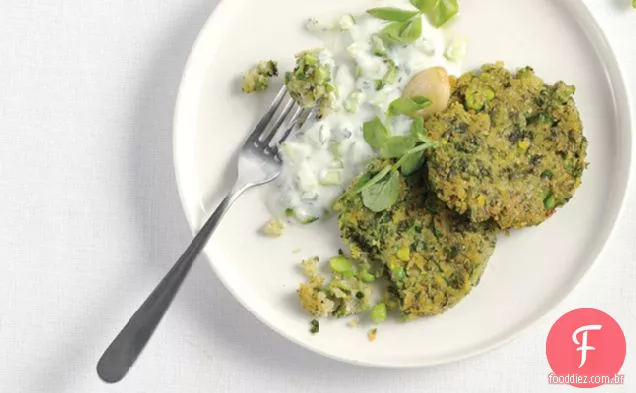 Bolos De Lentilha Do Sul Da Índia Com Raita