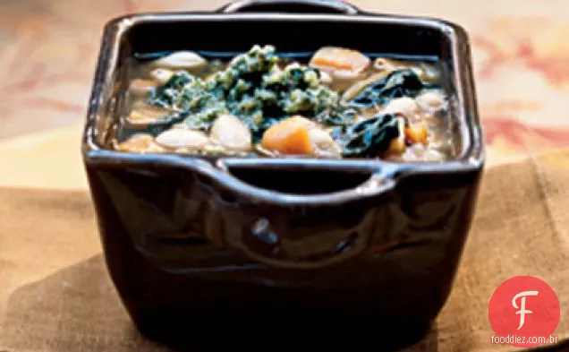 Sopa de batata doce e feijão branco com sálvia-pesto de nozes