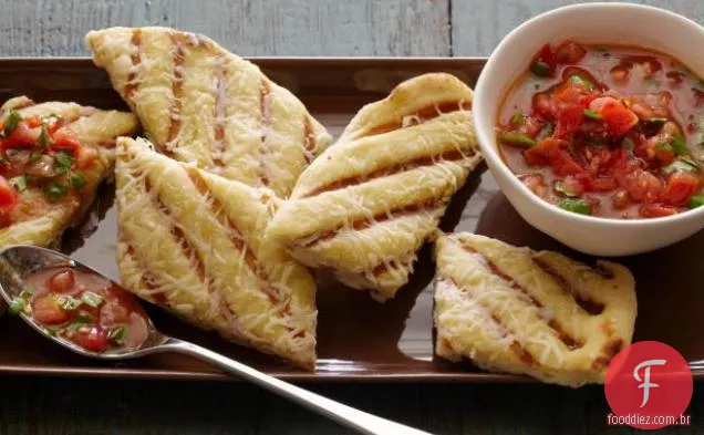 Garlicky grelhado Flatbread tiras com molho de tomate fresco