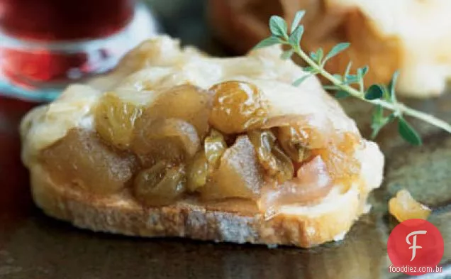 Brie assado com compota de passas douradas