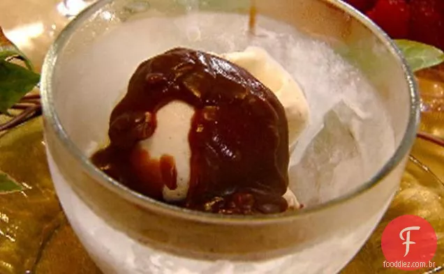 Molho balsâmico-caramelo sobre sorvete de baunilha