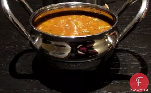 Sambar-um ensopado de lentilha de tamarindo do Sul da Índia