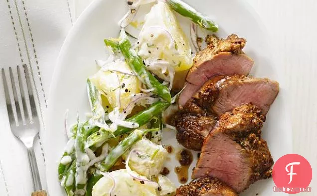 Carne de porco com salada de batata-feijão