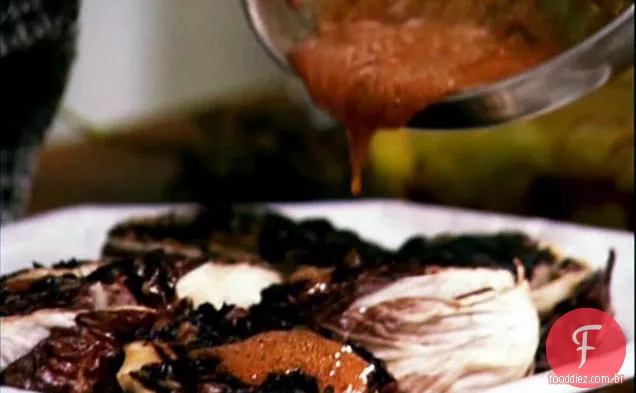 Radicchio grelhado com mel e chalotas em conserva