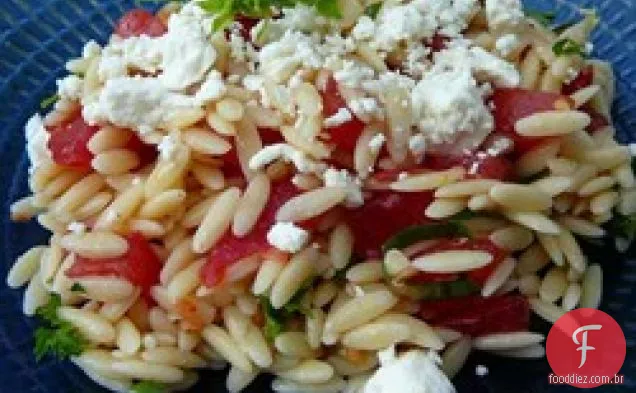 Orzo e salada de tomate com queijo Feta