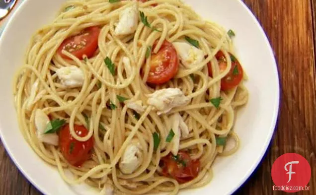 Espaguete de tomate e caranguejo