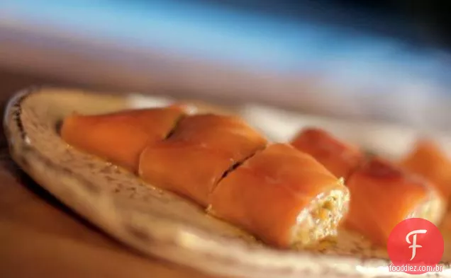 Rollo de Salmon Ahumado Con salsa Tártaro Y Lentejas (rolo de salmão defumado com molho tártaro e lentilhas)
