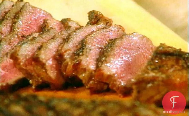 Szechwan bife com crosta de pimenta sufocado com cebola