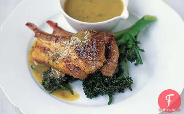 Cordeiro Grelhado Com Brócolis E Molho De Anchova