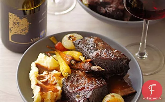 Costelas curtas temperadas com cenouras assadas e cebolas Cipollini