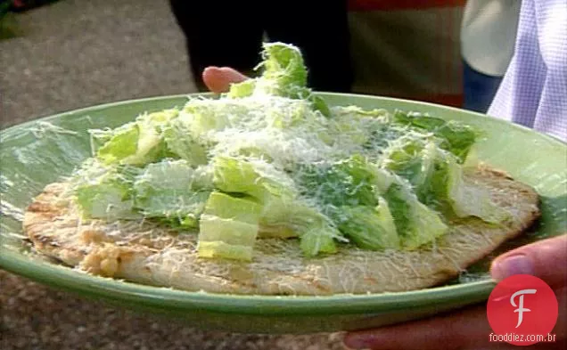 Piadine com salada Caesar e pasta de alho assada