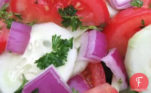 Salada de pepino, tomate e cebola roxa
